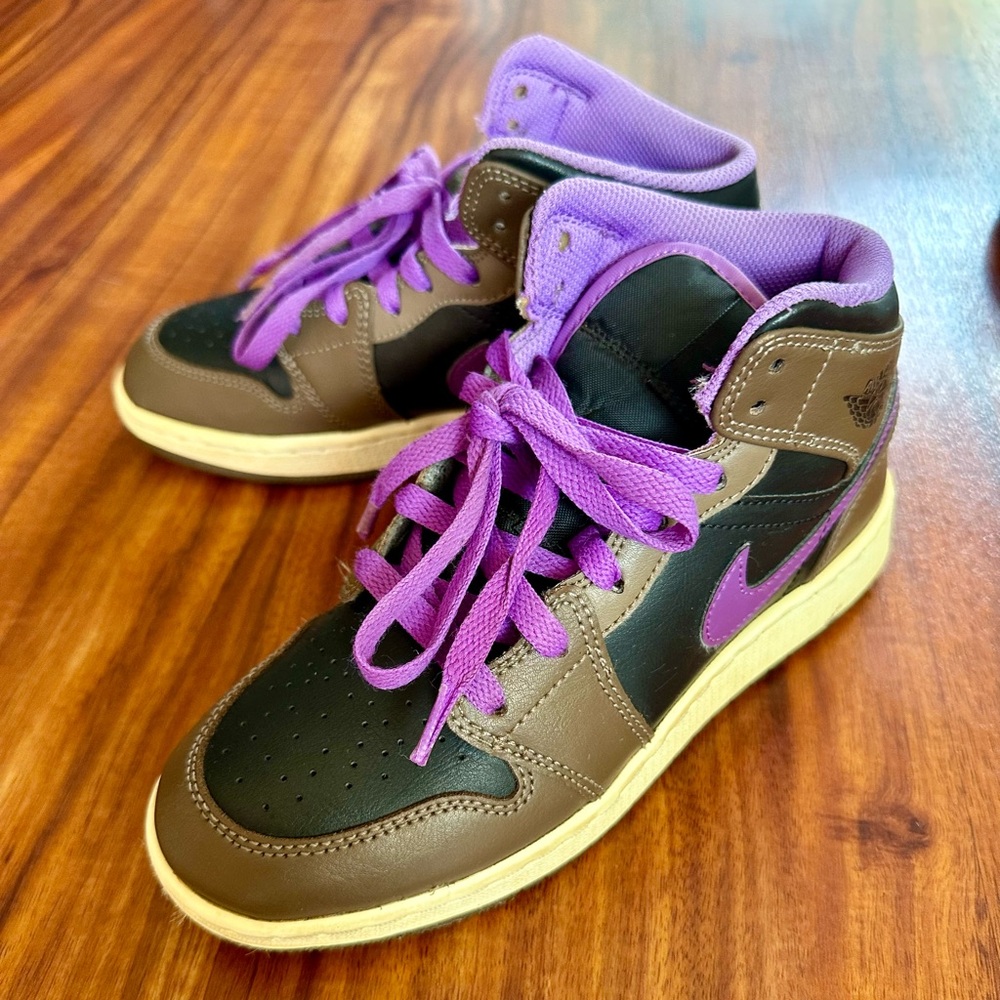 Boys Air Jordan’s 1 Mid GS size 4Youth